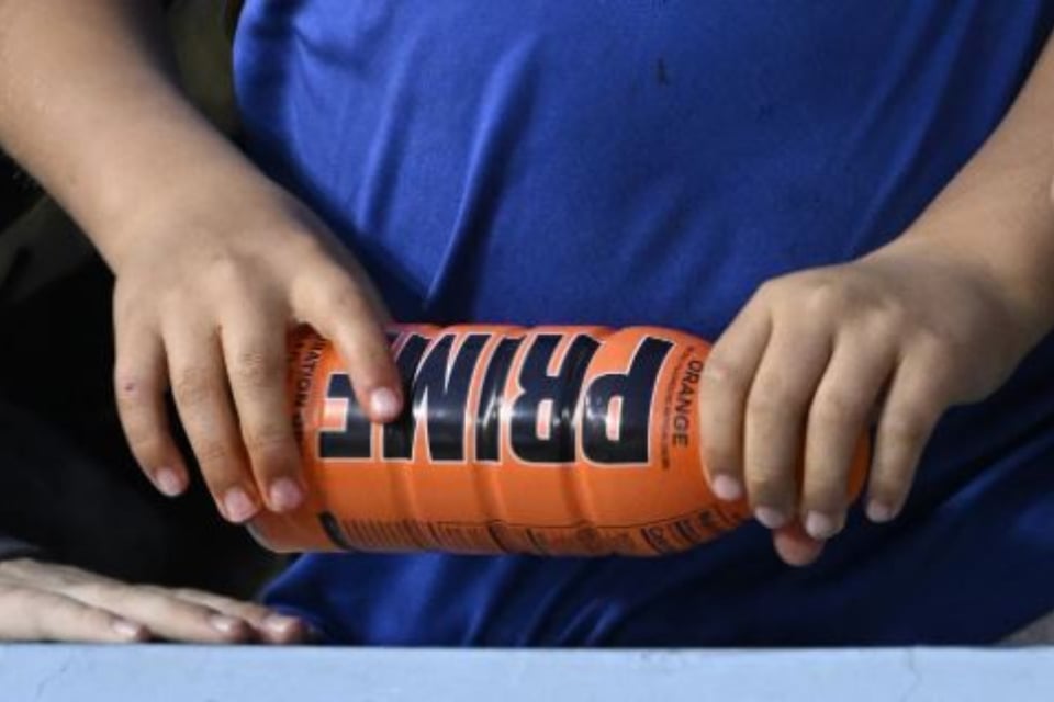 Emiten alerta por popular bebida de nombre PRIME debido a riesgo en exceso de cafeína