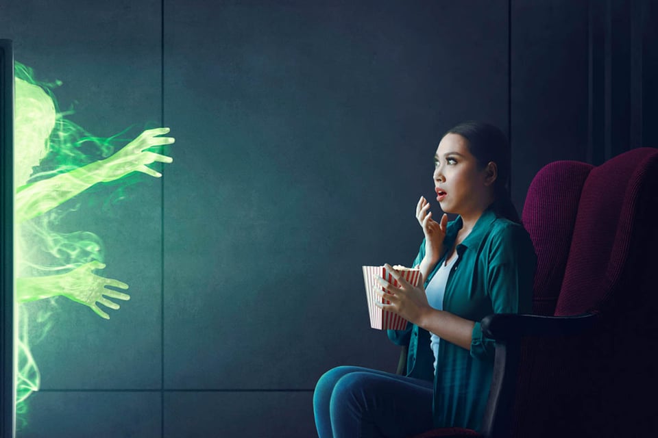 las mejores películas de halloween, coraline, pantalla, mujer asustada, cine