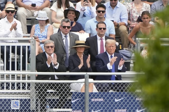 Trump se toma una pausa de su juicio para asistir a la graduación de su hijo Barrón