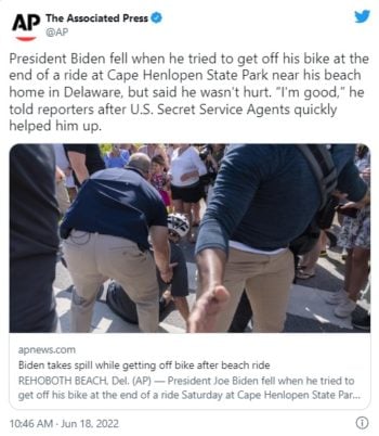 Presidente Biden se cae de su bicicleta mientras paseaba con su esposa Jill