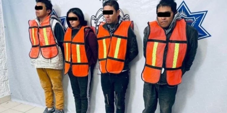 Pandilla oculta pedazos de un hombre en árbol de Navidad