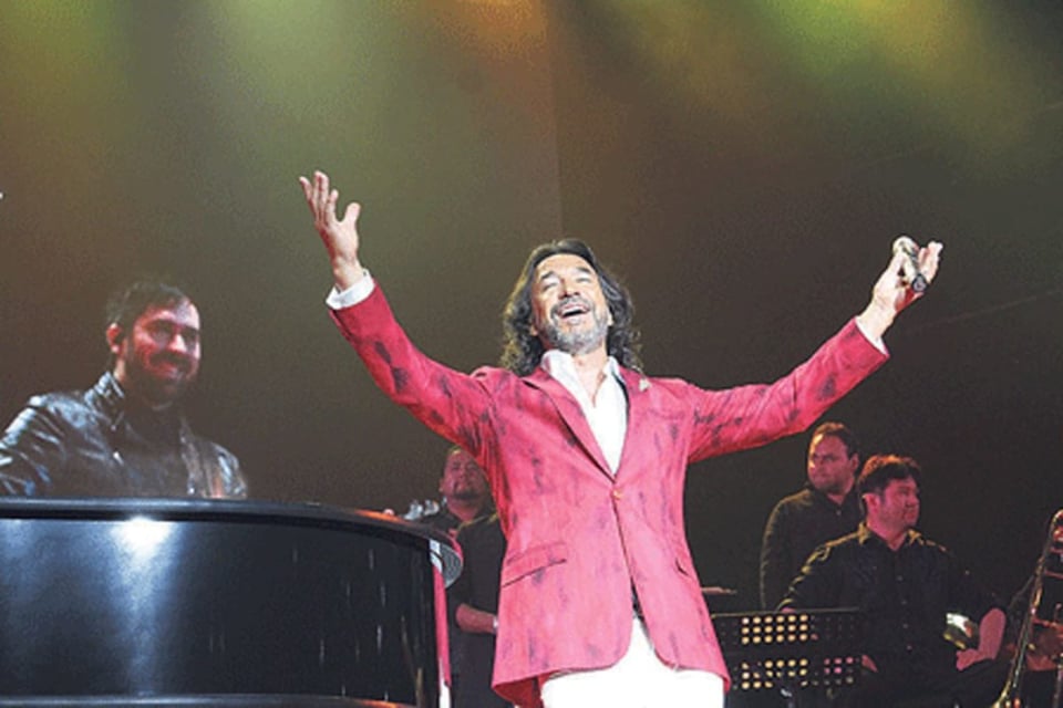 Marco Antonio Solís sufre accidente y se recupera en el hospital