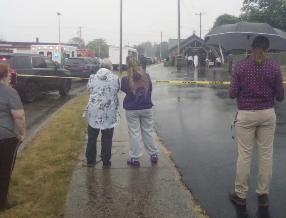 Un muerto después de que un bote que transportaba a 29 pasajeros en un recorrido por una cueva en Lockport, Nueva York, volcara featured image