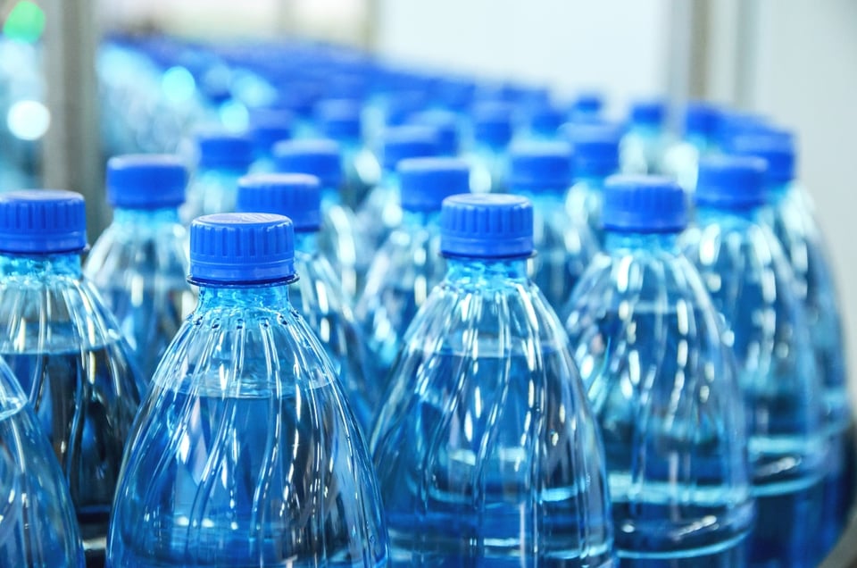 Conserje deposita orina en botellas agua y contagia a mujeres de Texas