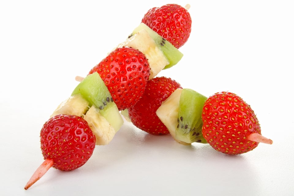brochetas de frutas, plátano, kiwi, fresas, brochetas de plátano kiwi y fresas, Sabor, MundoNOW