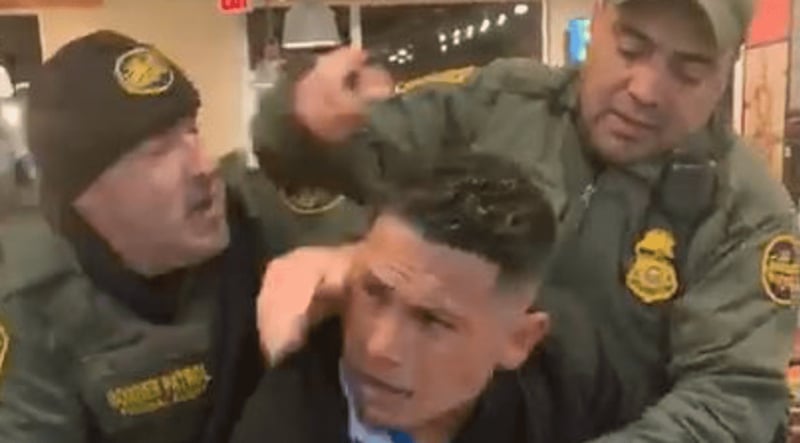 Crónica: ‘La Migra’ lo sacó cuando pretendía comprar una hamburguesa