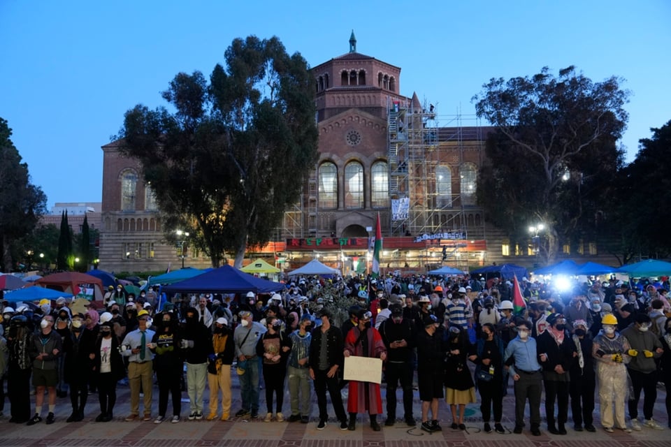 La policía irrumpe en el campamento propalestino de UCLA; reportan decenas de detenidos featured image