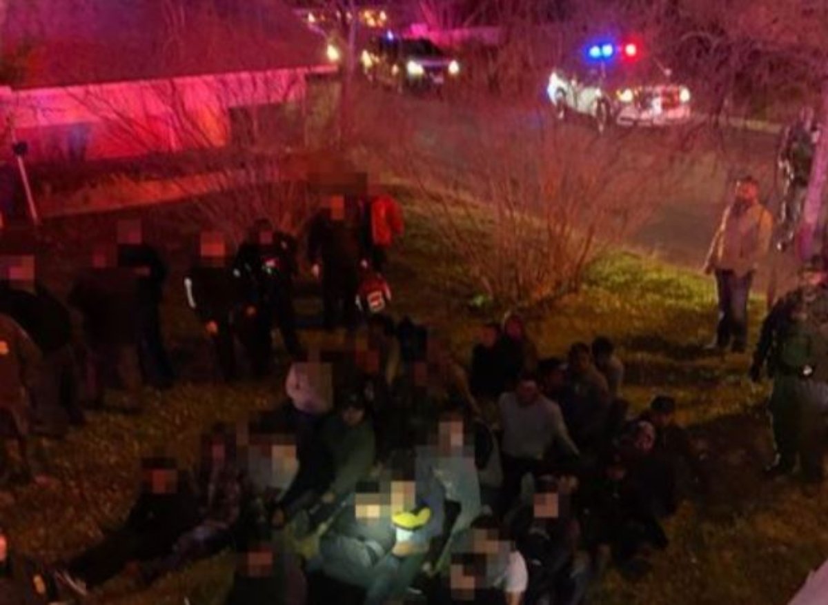 Ordenan detener un camión sospechoso y hallan 115 inmigrantes hacinados (Fotos)