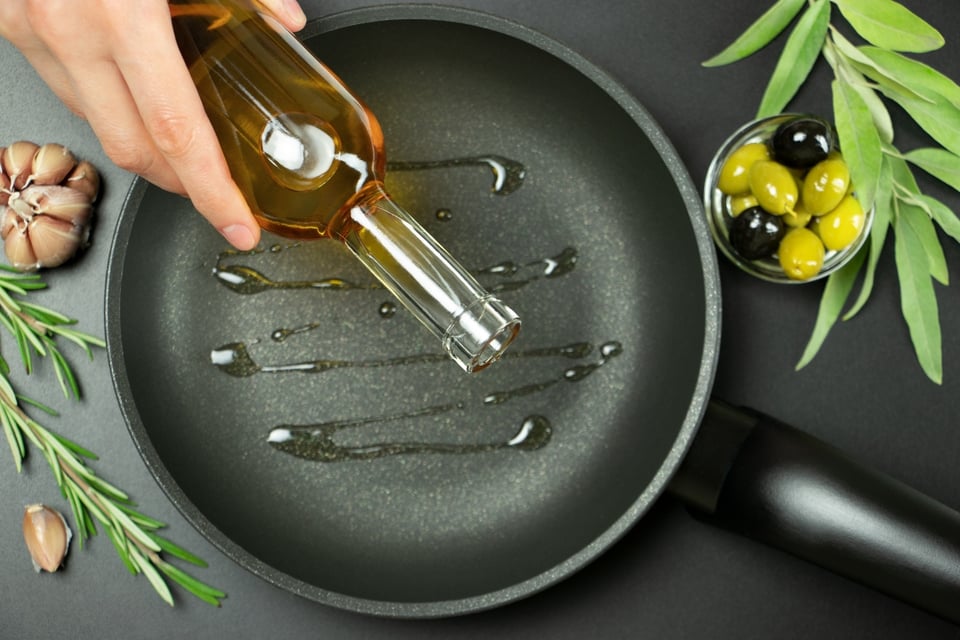 aceite de oliva, cacerola con aceite, calentando aceite de oliva, Recetas, MundoNOW