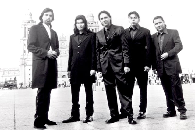Did each member of Los Temerarios have their own tour bus?