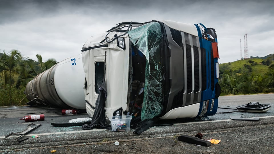 Camión se vuelca y cae a precipicio en Perú; hay 20 muertos
