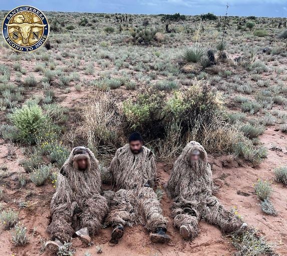Los migrantes camuflados esperaban pasar inadvertidos a través de la vegetación desértica