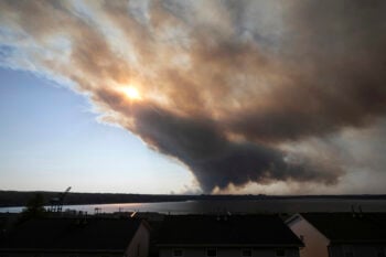 Desalojos incendios forestales Canadá