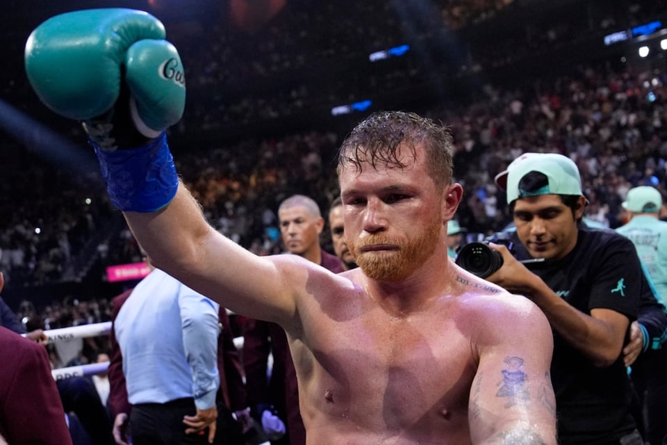 Emily Álvarez, sensación en las redes sociales durante la pelea de su padre ‘Canelo’ Álvarez