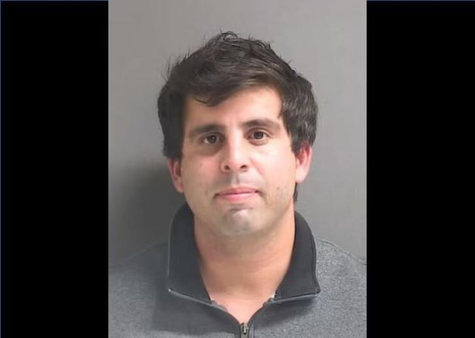 Arrestan a Carlos Aguirre Rendón por besar a su alumna de 15 años en clase