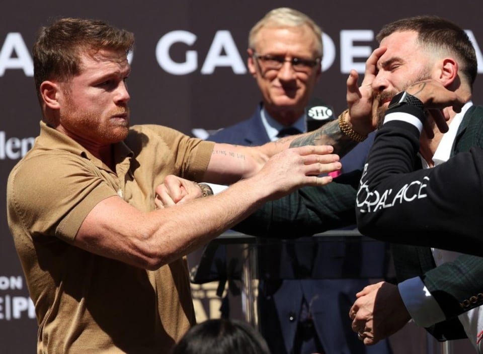 Canelo Álvarez y Caleb Plant adelantan su pelea en plena conferencia de prensa (VIDEO)