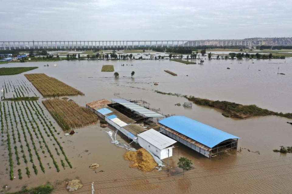 Inundaciones en China dejan al menos 28 muertos, incluidos 13 en hundimiento de autobús
