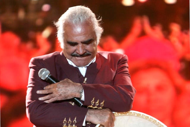 AMLO manda el pésame por muerte de Vicente Fernández