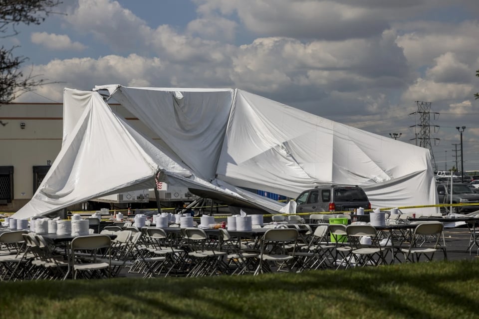 Reportan heridos al colapsar carpa en suburbio de Chicago
