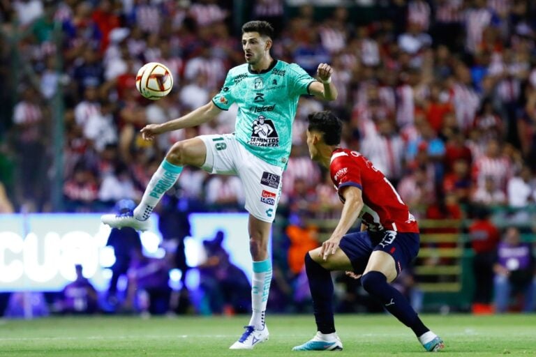 Aficionado es captado en el partido León contra Chivas y exesposa lo exhibe en redes
