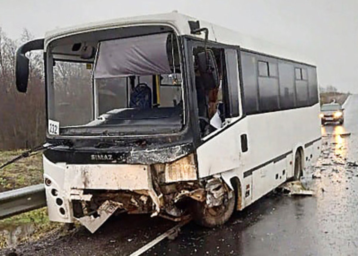 Autobús choca contra casa al quedarse sin frenos, hay 19 muertos y decenas de heridos (VIDEOS)