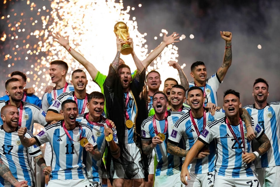 Emiliano Martínez, trophy, Qatar, FUTBOLISTA, Messi