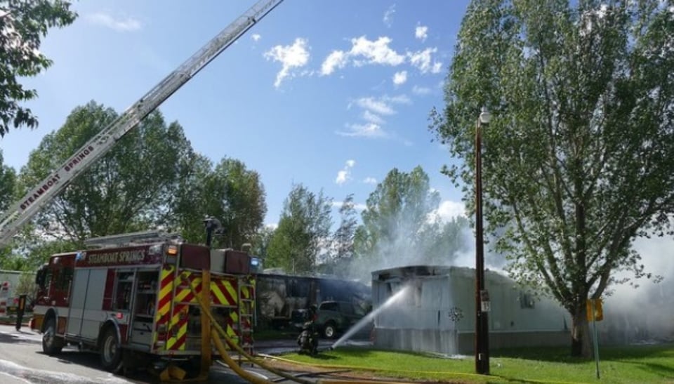 Avión se estrella en parque de casas rodantes en Colorado: se reportan dos personas muertas featured image