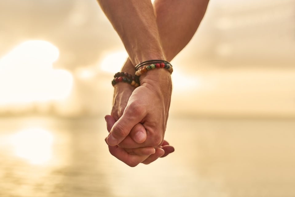 how to know gay husband, feminine, mannerisms, hands, MundoNOW