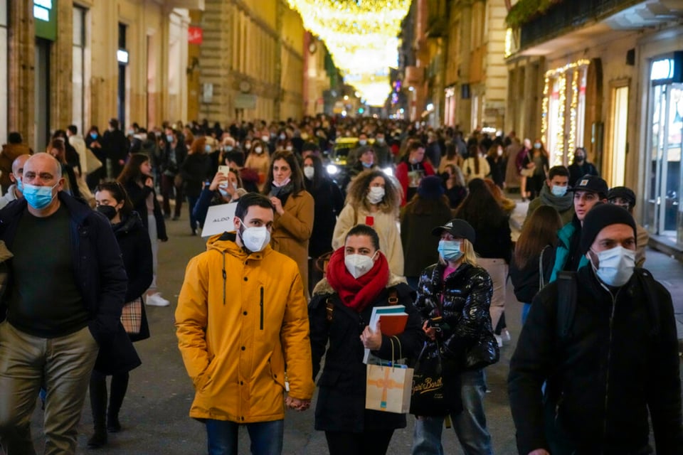 Presentador de noticias explota contra antivacunas en transmisión en vivo (VIDEO)