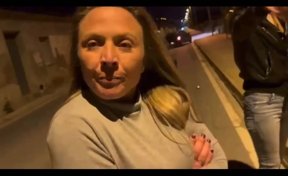 Joven inmigrante recibe insultos raciales