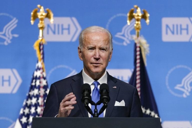 Biden revelará nuevos medidas para luchar contra la variante Omicron