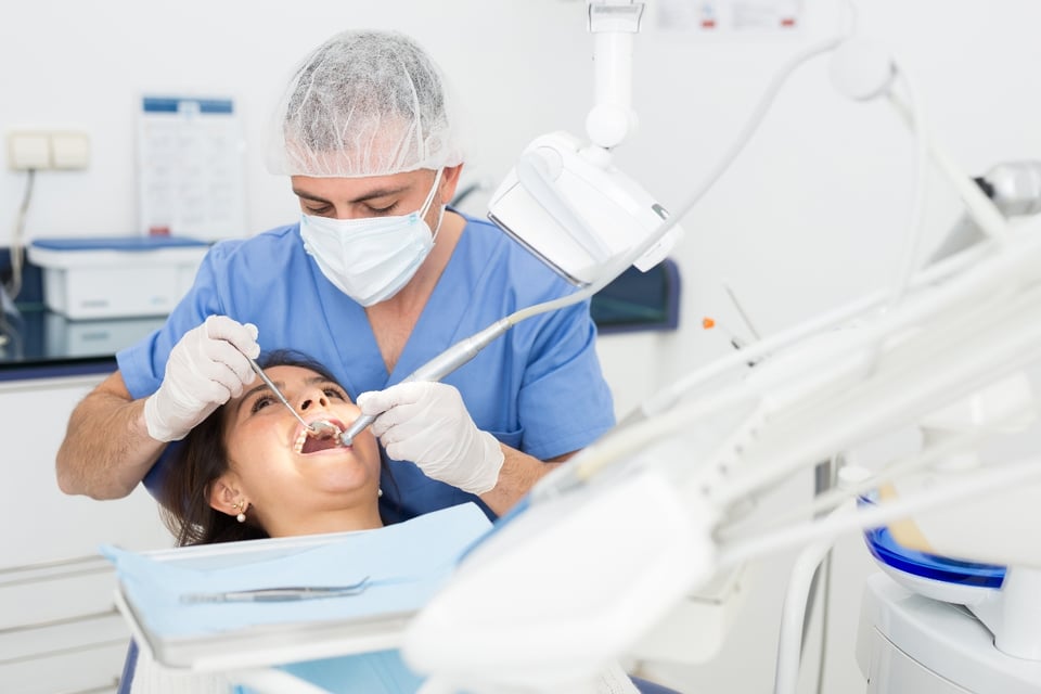 cita médica, odontólogo, equipo médico, cubrebocas, anestesia