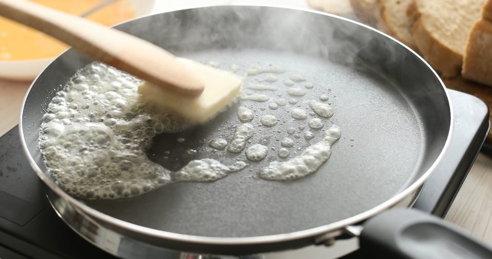 derritiendo mantequilla, mantequilla, sartén, cacerola, MundoNOW