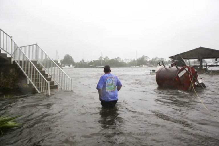 Idalia se debilita a tormenta tropical y azota en Georgia