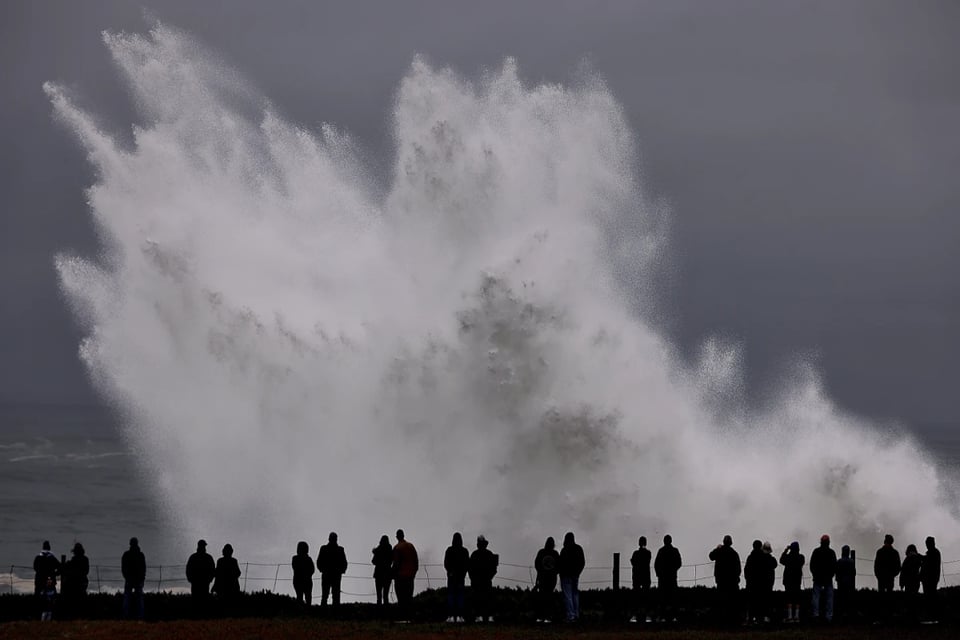 Tormenta provoca olas monstruosas en California dejando múltiples heridos