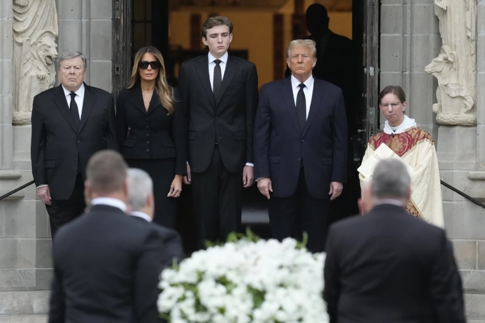 La exprimera dama Melania Trump se quiebra durante el homenaje a su madre featured image