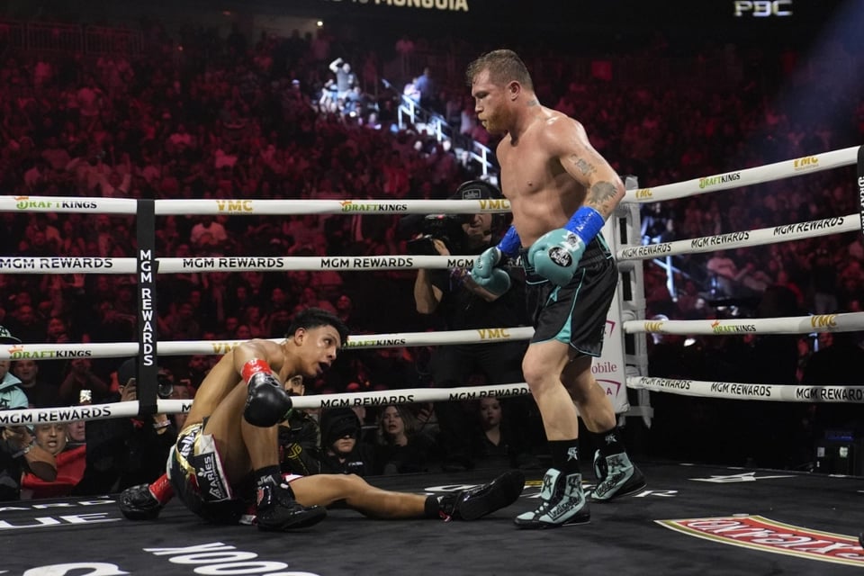 Captan el momento en que ‘Canelo’ evita que Jaime Munguía caiga a la lona featured image