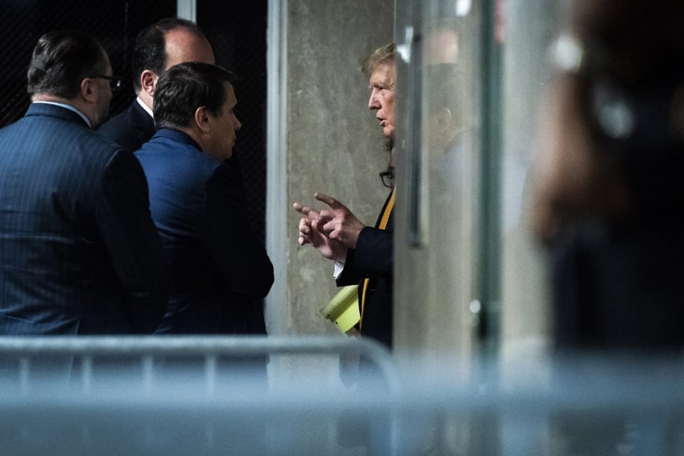 Abogados de Trump piden a juez quitar orden de silencio al expresidente