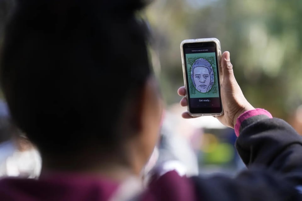 Migrantes estafados CBP One, Aplicación CBP, Teléfono celular, México, MundoNOW