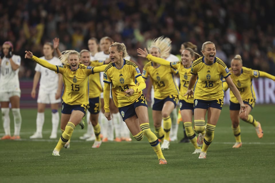El equipo de Suecia celebra después de que elimina a EEUU