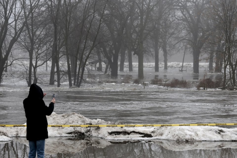 Decenas de residentes en EEUU son evacuados por riesgo de inundaciones