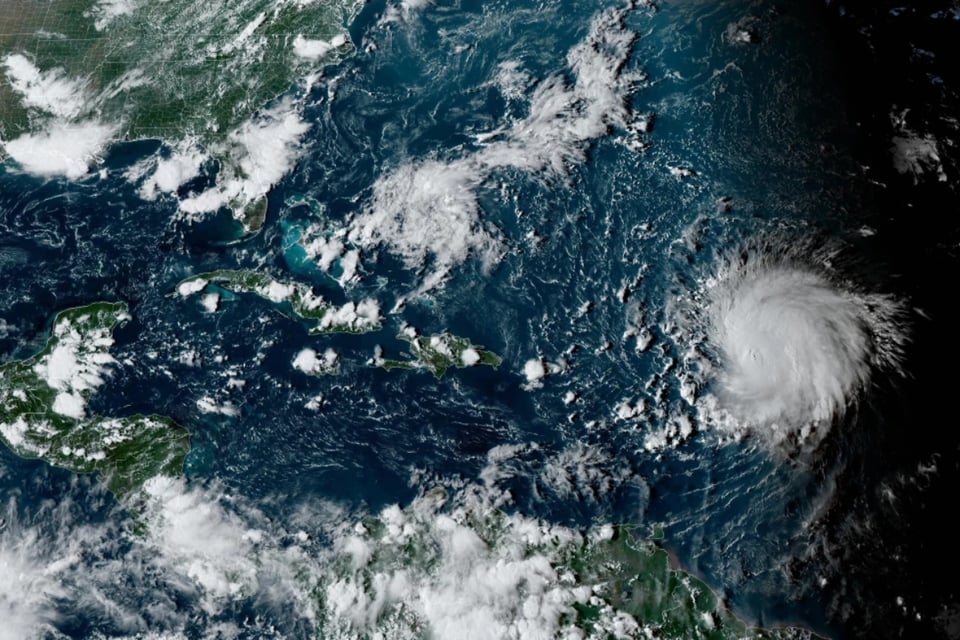 Alerta en playas de Florida por huracán Lee