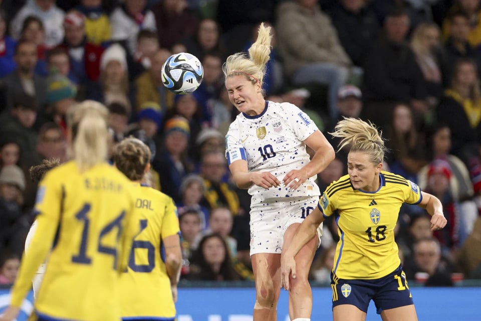 Lindsey Horan cabecea el balón