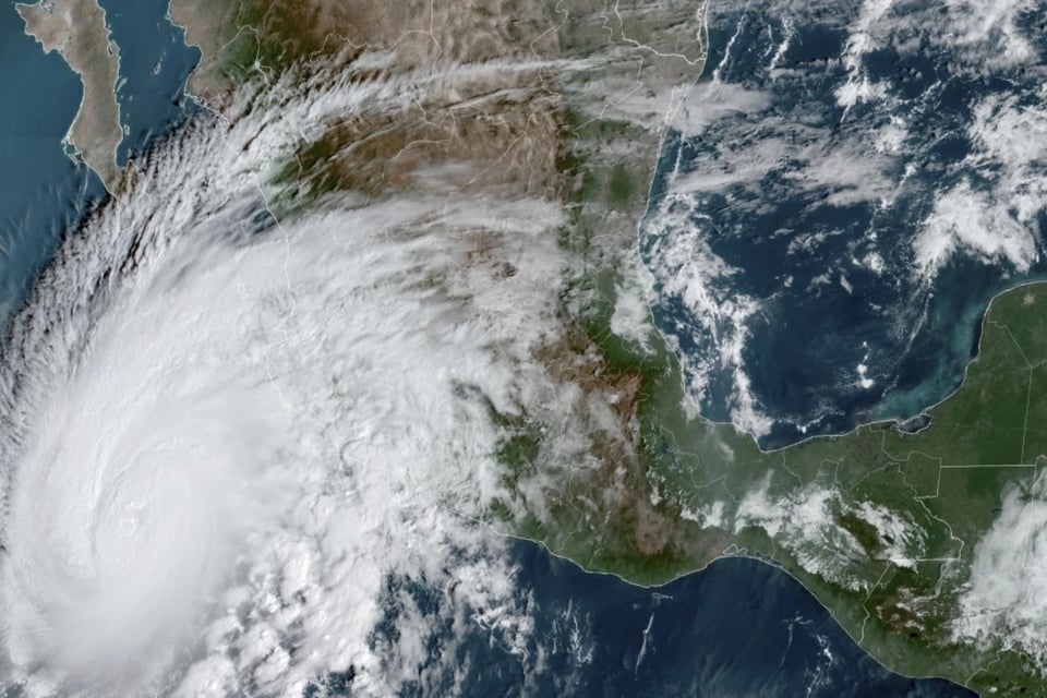 Huracán Norma se intensifica a categoría 3