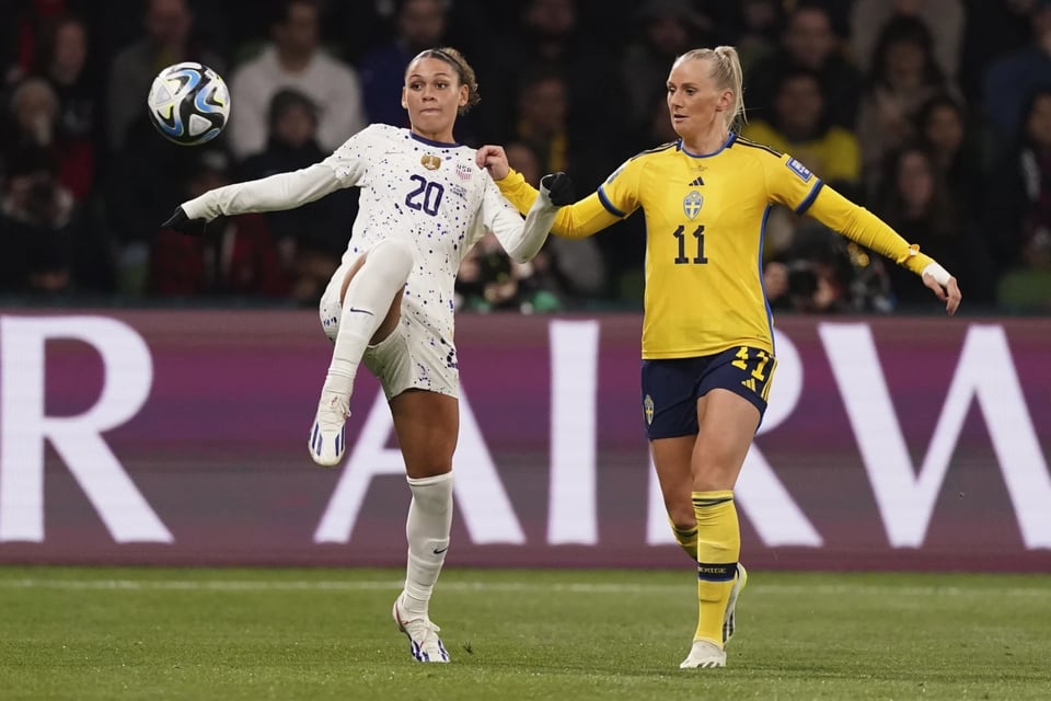 Las jugadoras luchan por el balón antes de que Suecia elimina a EEUU