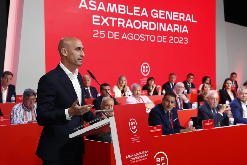 Presidente, Luis Rubiales, jugadoras, Mundial, beso