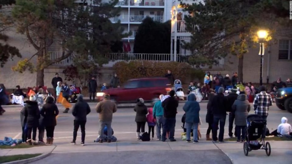 Las imágenes más desgarradoras de la tragedia del desfile navideño en Waukesha (FOTOS)