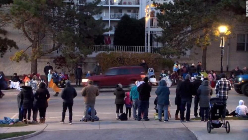 Las imágenes más desgarradoras de la tragedia del desfile navideño en Waukesha (FOTOS)