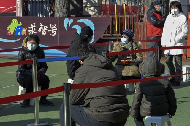 Nuevo brote de COVID obliga a poner a más de 4,000 niños en cuarentena en China (VIDEO)