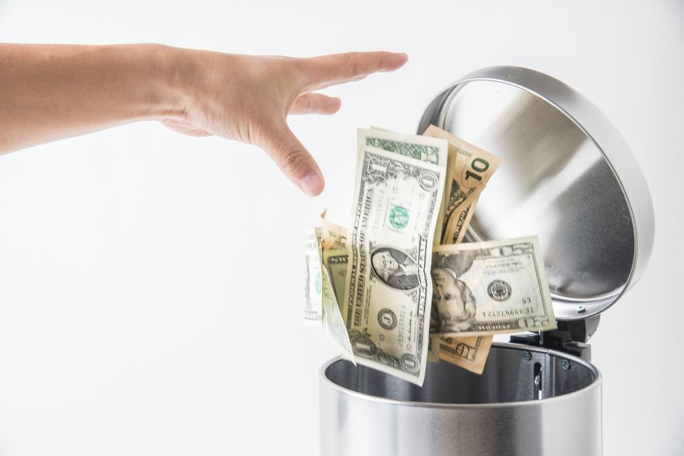 Cargos que son una completa pérdida de tu dinero
